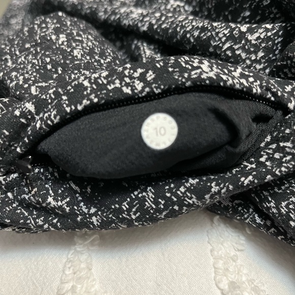 EUC women’s long sleeve lululemon. Size 10 - Picture 4 of 4